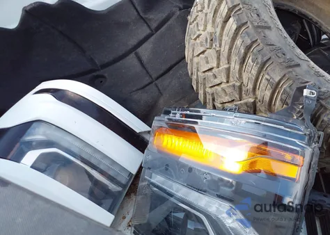 2018 Chevrolet Silverado 1500 2Lt from USA, damaged, VIN 3GCUKREC7JG614639